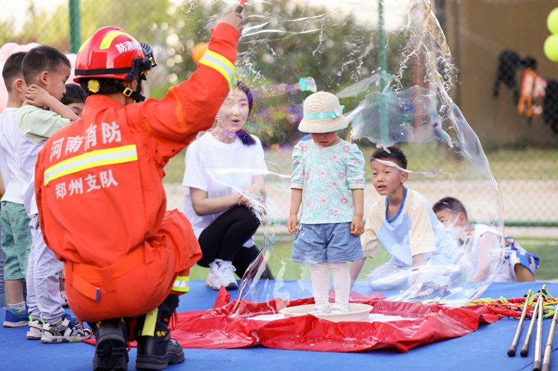 郑州市消防救援支队开展了形式多样、内容丰富、生动活泼的“快乐六一，消防‘童’行”主题庆六一亲子活动。罗执平摄