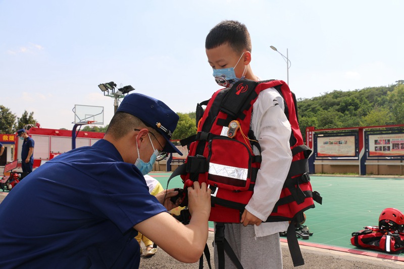 郑州市消防救援支队开展了形式多样、内容丰富、生动活泼的“快乐六一，消防‘童’行”主题庆六一亲子活动。马聪摄