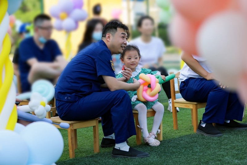 郑州市消防救援支队开展了形式多样、内容丰富、生动活泼的“快乐六一，消防‘童’行”主题庆六一亲子活动。罗执平摄