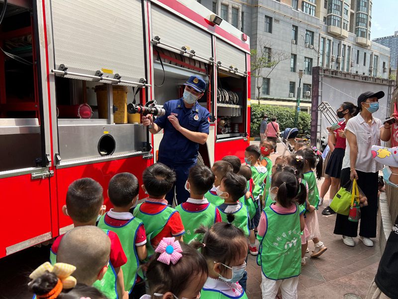 郑州市消防救援支队开展了形式多样、内容丰富、生动活泼的“快乐六一，消防‘童’行”主题庆六一亲子活动。陈旭摄