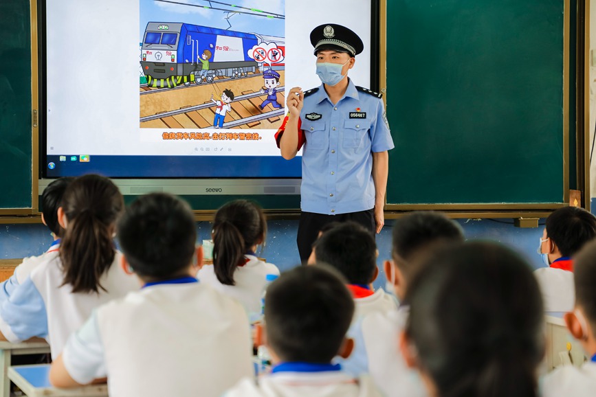 5��31�գ������������ŵ���Сѧ�Ŀ����ϣ�����˧��ͨ�����������ǽ��ⷨ�ư�ȫ֪ʶ���¹�����