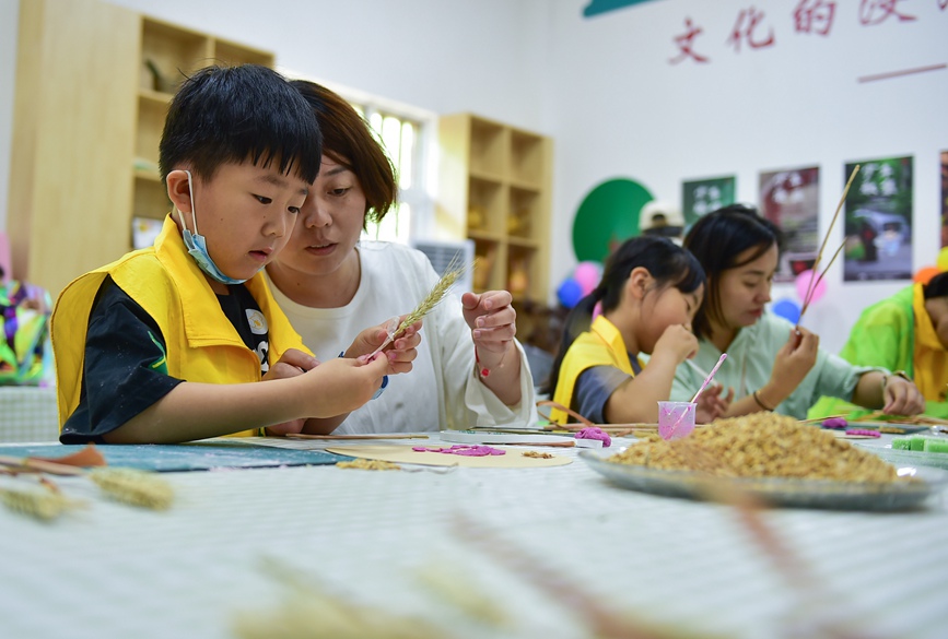 6月5日，小朋友與家長在研學課堂上體驗制作“安苗”芒種習俗麥面畫。黃政偉攝