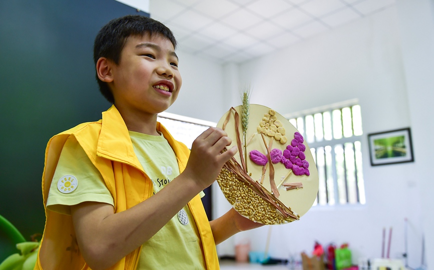 6月5日，小朋友在研學課堂上體驗制作“安苗”芒種習俗麥面畫。黃政偉攝