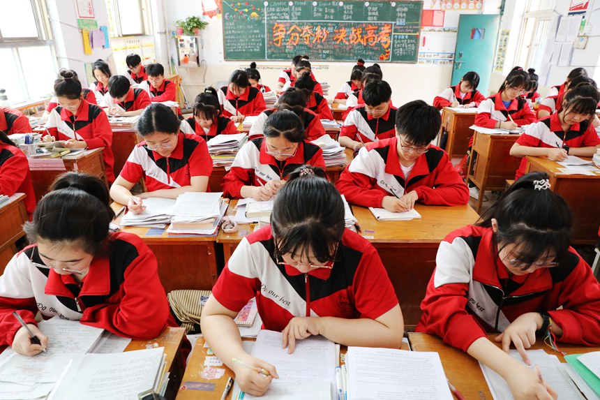 6月5日，河南省焦作市温县实验高中高三学生在教室内复<span class=