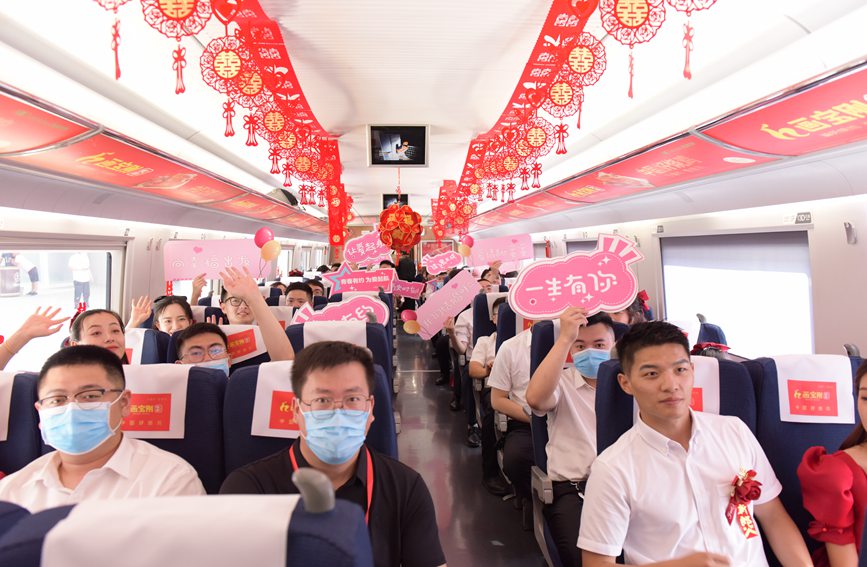 6月20日，濮阳25对新人乘坐首发高铁体验。“史上最贵婚车”共青团濮阳市委员会供图