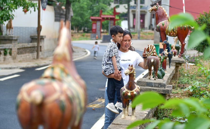 游客在“三彩小鎮”主題公園欣賞仿古唐三彩藝術品。 黃振偉攝 