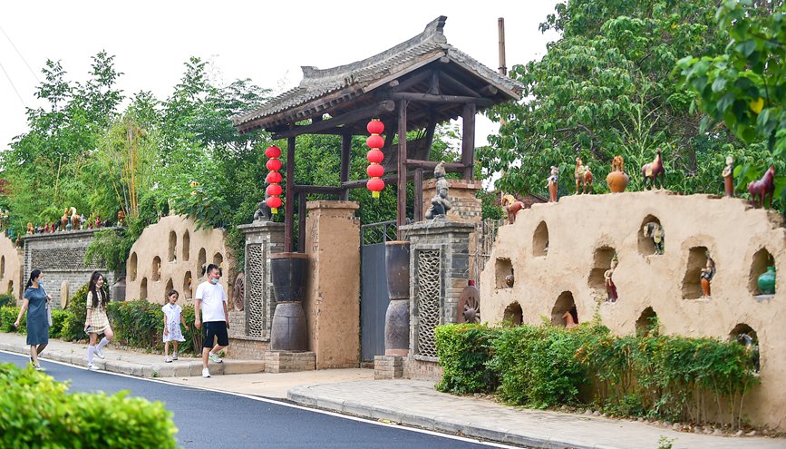 游客在“三彩小鎮”主題公園欣賞仿古唐三彩藝術品。 黃政偉攝 