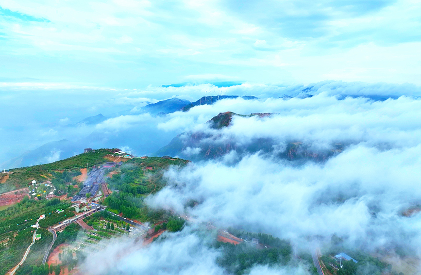 一场大雨之后，河南郑州伏羲山现云海奇观。弋彗星摄 