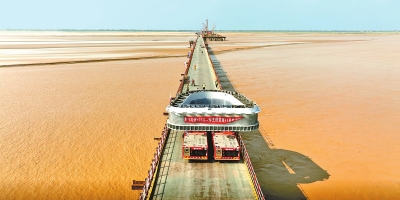 黄河上最长的公路桥梁安罗高速黄河特大桥首节索塔成功吊装