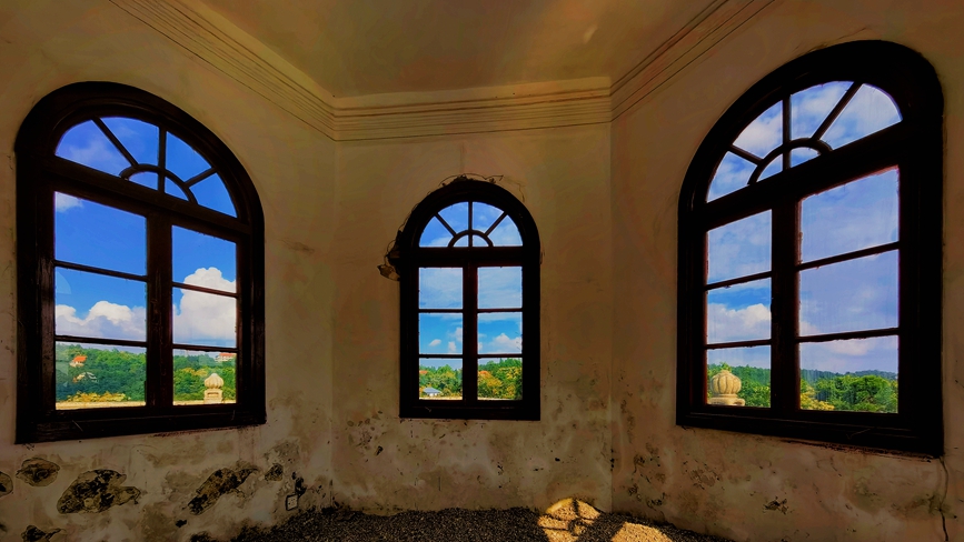 鸡公山上，透过老建筑窗户看美景。王剑波摄