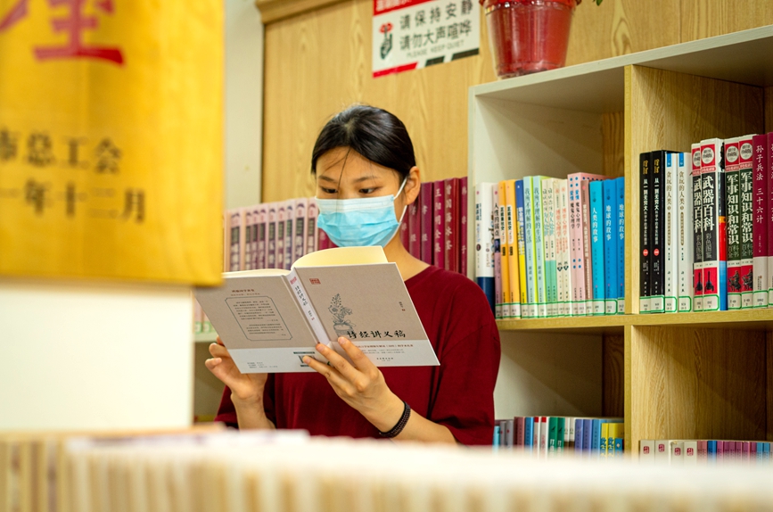 市民在认真阅读。史源远摄