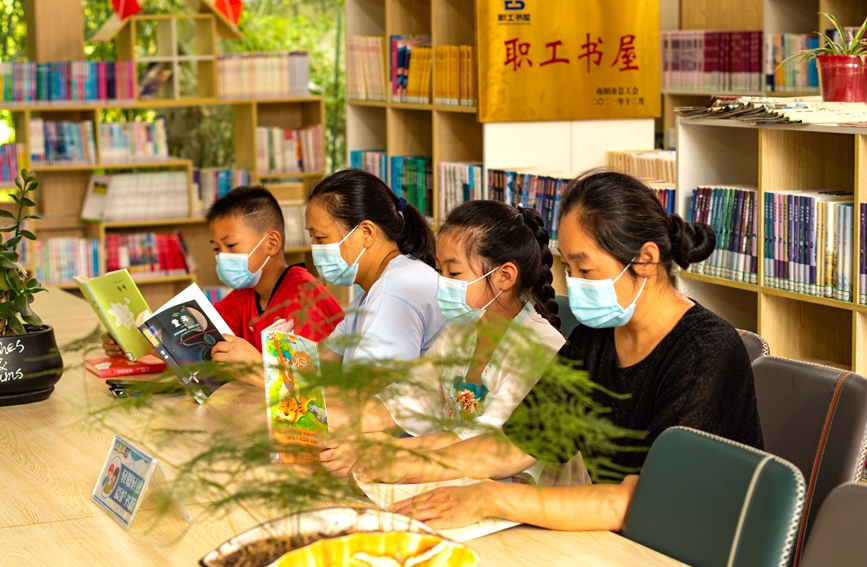 市民在认真阅读。张博摄