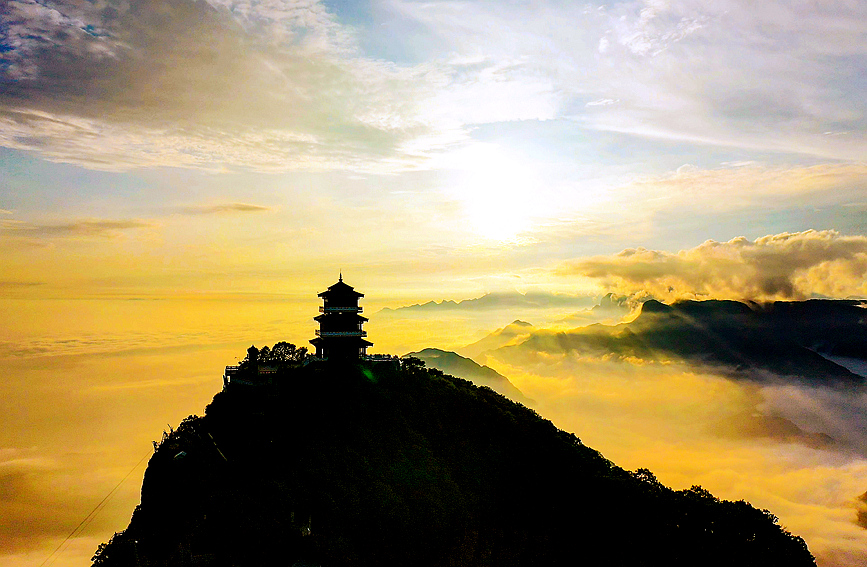 雨后王屋山，云海飘渺，美丽如画。程芳摄