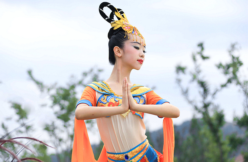 学生们在现场学习舞蹈。聂金锋 摄