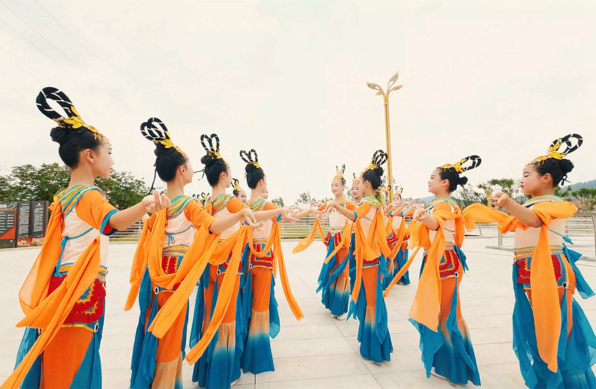 学生们在现场学习舞蹈。聂金锋 摄