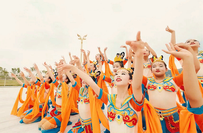 学生们在现场学习舞蹈。聂金锋 摄