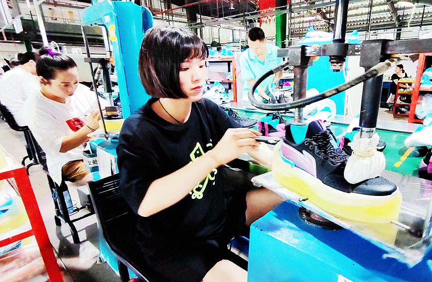 河南睢縣某鞋業生產車間，工人們緊張地忙碌著。黃業波攝