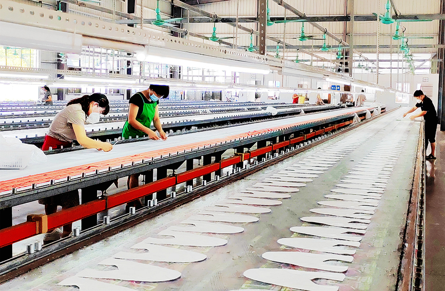 河南睢縣某鞋業生產車間，工人們緊張地忙碌著。黃業波攝