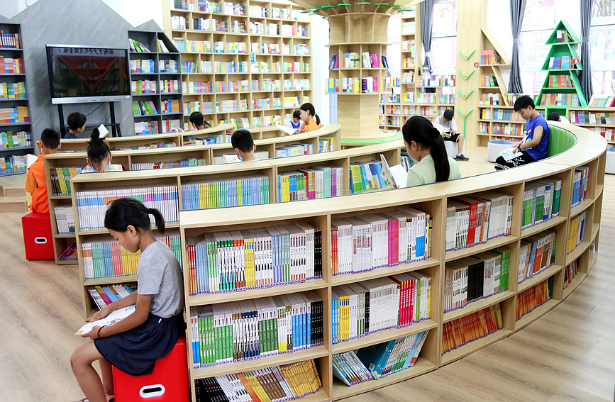 “童閱書房”圖書館，同學們在認真閱讀，享受閱讀帶來的快樂。康紅軍攝