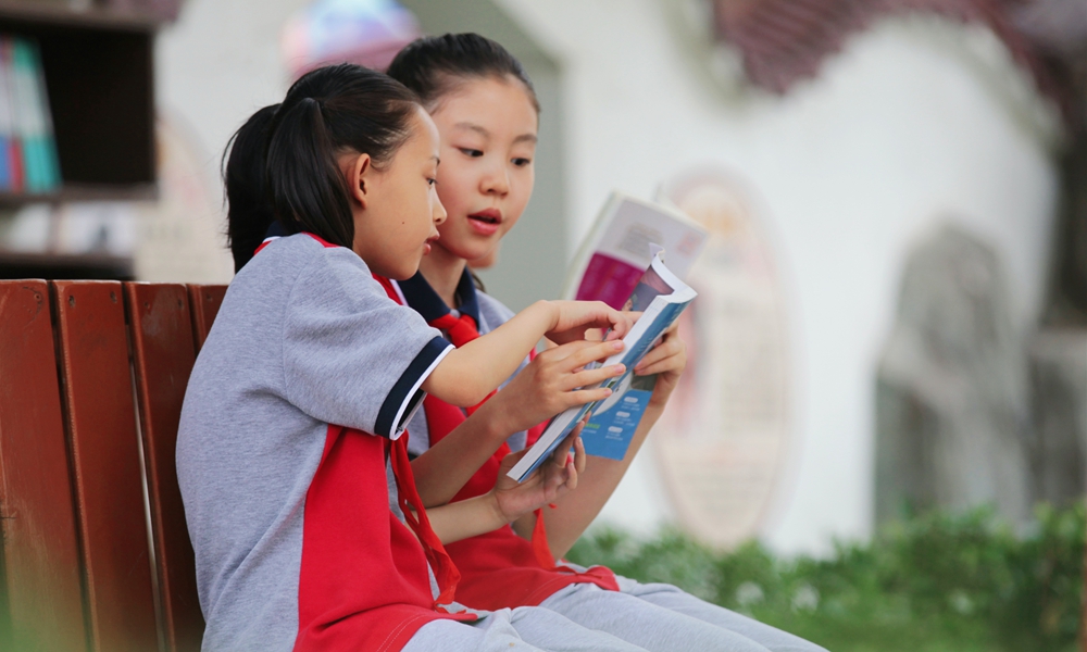 郑州市二七区淮河东路小学的学生在图书角阅读。霍亚平摄
