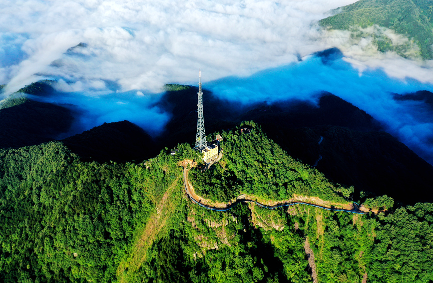 一台台“大风车”矗立在群山之中，与蓝天、白云、高山构成一幅美丽的风景画。聂金锋摄