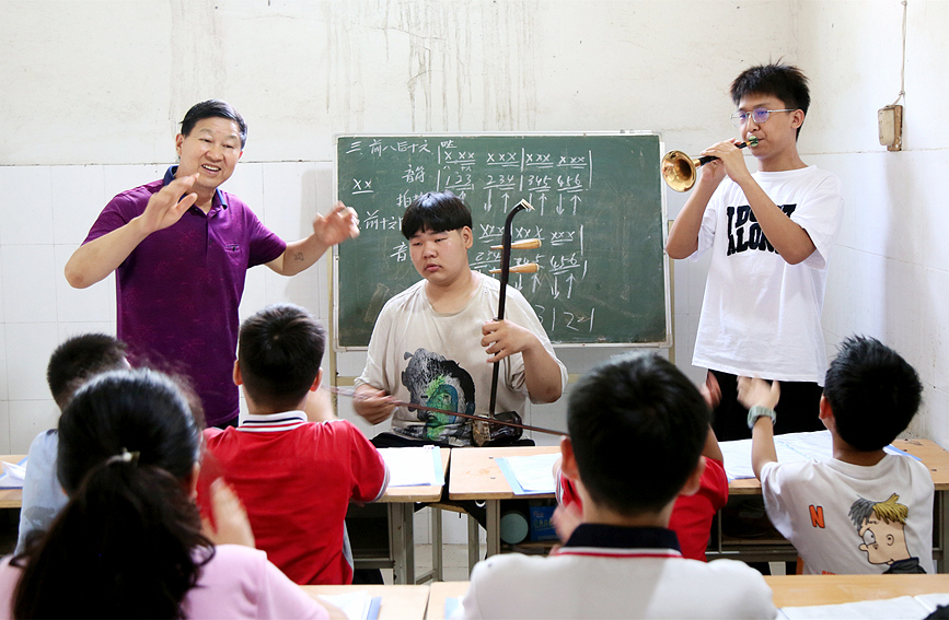 河南省洛阳市汝阳县柏树乡华沟村 ，孩子们在学习乐器。康红军摄