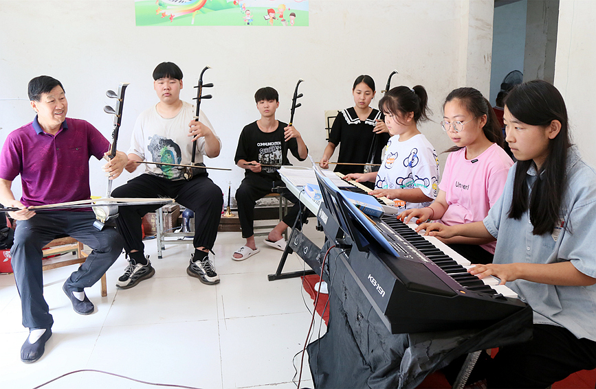河南省洛阳市汝阳县柏树乡华沟村 ，孩子们在学习乐器。康红军摄