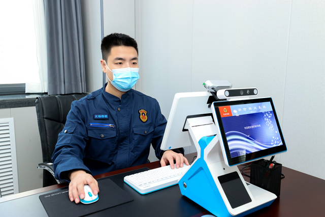 郑州市火灾调查技术中心工作人员使用消防询问系统，按迹循踪。