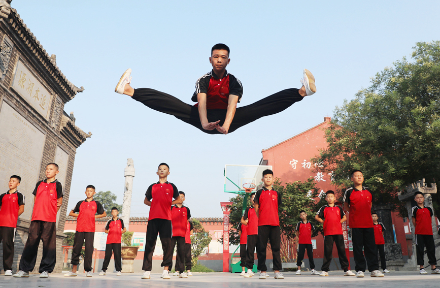 暑假期間，河南省焦作市溫縣，眾多青少年前來習武健身，“武”出精彩暑假。徐宏星攝