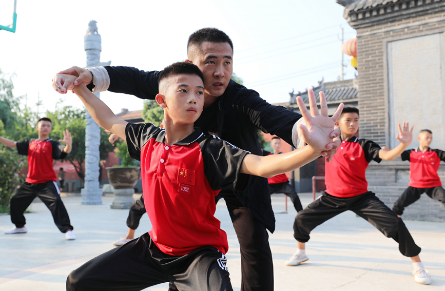 暑假期間，河南省焦作市溫縣，眾多青少年前來習武健身，“武”出精彩暑假。徐宏星攝