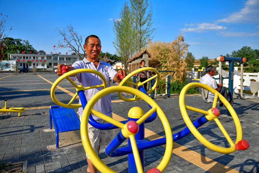 嵩县城关镇叶岭村村民在中心广场上健身锻炼。李卫超摄