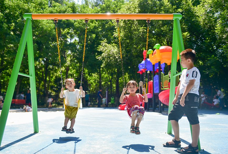孩子们在洛龙区厚德园社区体育公园休闲锻炼。黄政伟摄