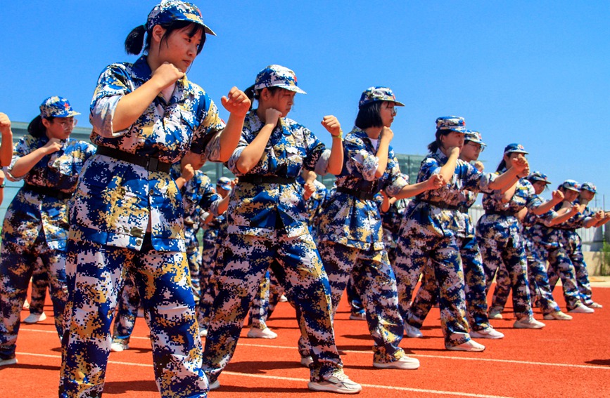 开学季军训忙。高嵩摄