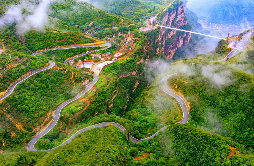 大自然将太行大峡谷绘就成一幅壮美的山水画卷。秦天云摄