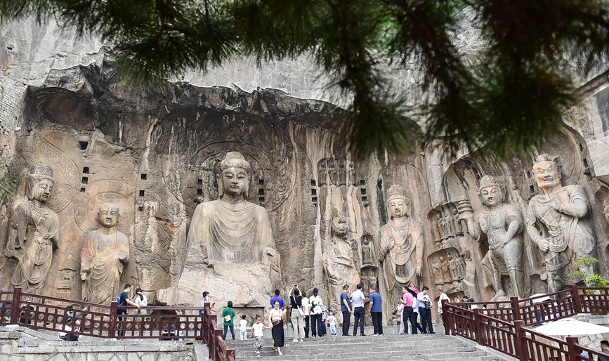 游客在河南洛阳龙门石窟景区内参观游览。黄政伟摄