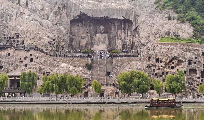 游客在河南洛阳龙门石窟景区内参观游览。黄政伟摄