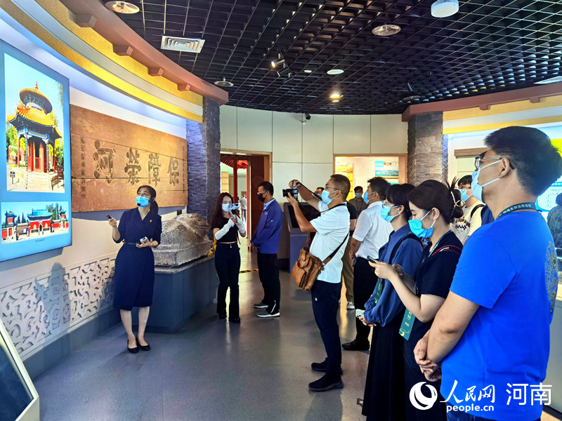 博物馆讲解员向记者介绍治黄历史。人民网 程明辉摄