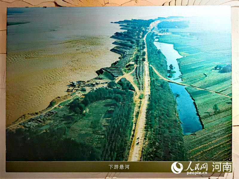 博物馆内陈设的黄河下游悬河资料照片。人民网 程明辉摄