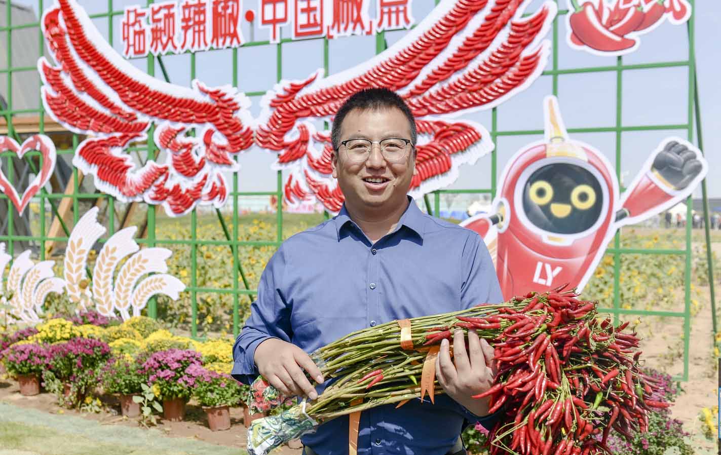 漯河市临颍县辣椒种植户展示自家辣椒。 焦海洋摄