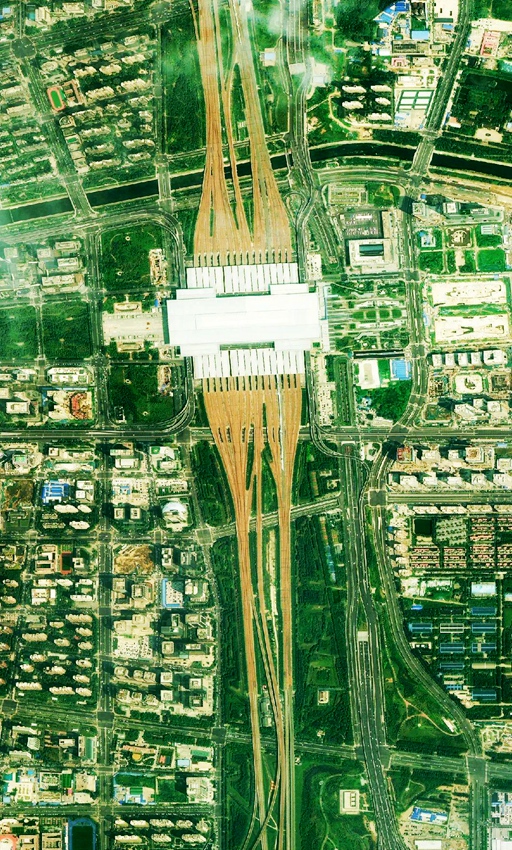 2022年8月15日，“河南一號”衛星傳回的過境河南首批影像中，鄭州東站宛如一個大寫的“中”字。