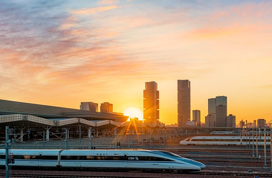 十年间，郑州东站日均开行列车数量由建站之初的34趟，增加为满图运行737趟，运力提升20倍。王玮摄