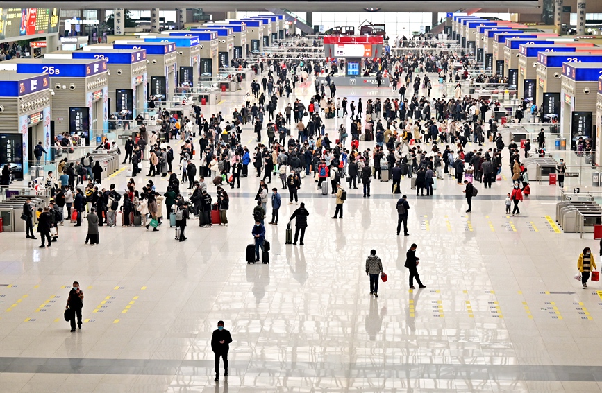 十年間，鄭州東站日均旅客發送量由2012年的4883人次，增加至2022年的10.4萬人次，單日最高發送旅客12.1萬人次，成為全國最繁忙的高鐵站之一。王瑋攝