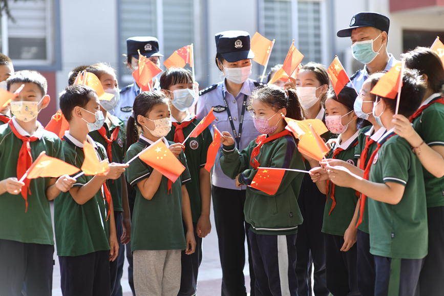 民警和孩子们一起喜迎国庆。刘书亭摄