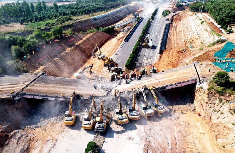 历时6小时，河南省最大跨高速桥梁完成拆除。裴蒙摄 