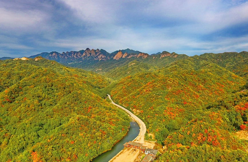 眺望二龙山。李志来摄