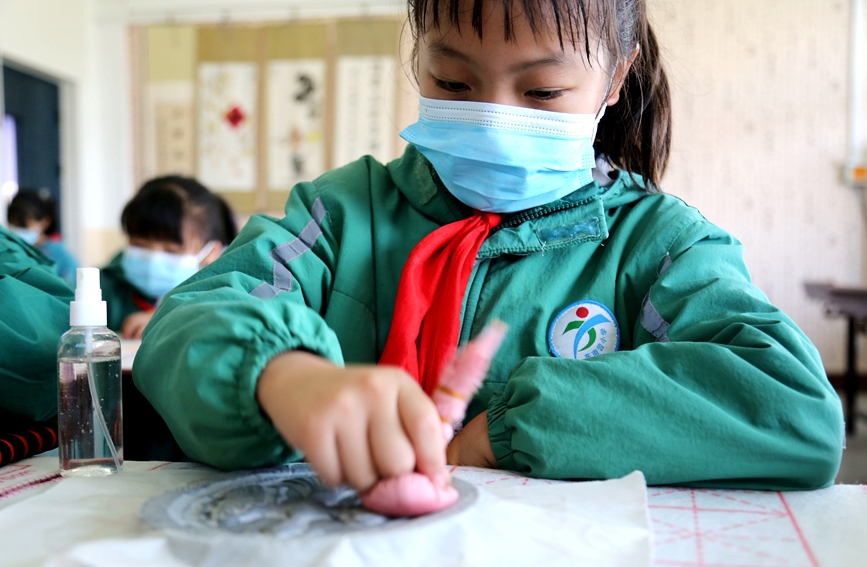 学生在甲骨文课堂上学习拓片。韩胜楠摄