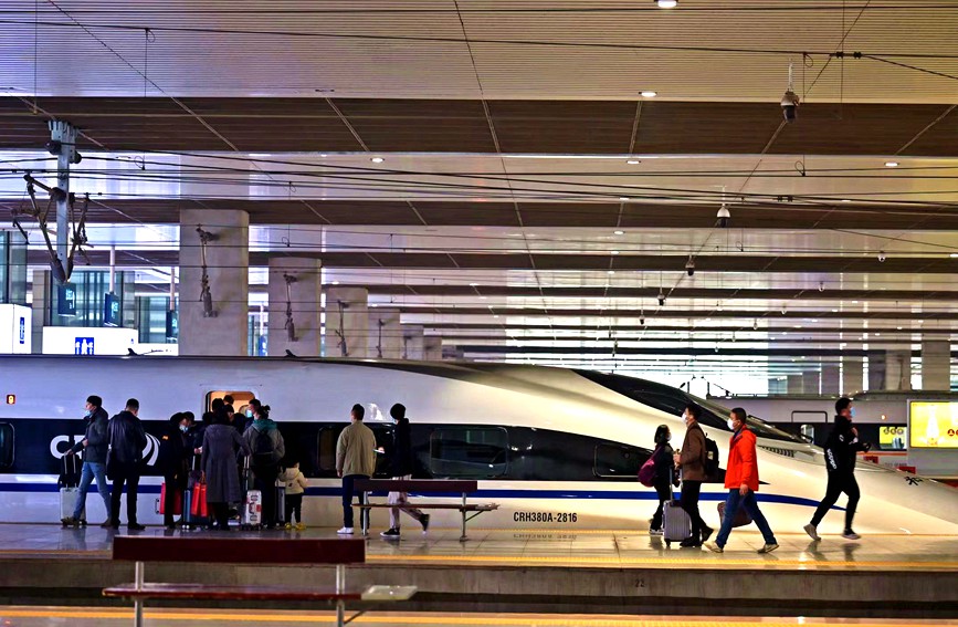 12月10日起，国铁集团郑州局逐步恢复列车开行。王玮摄
