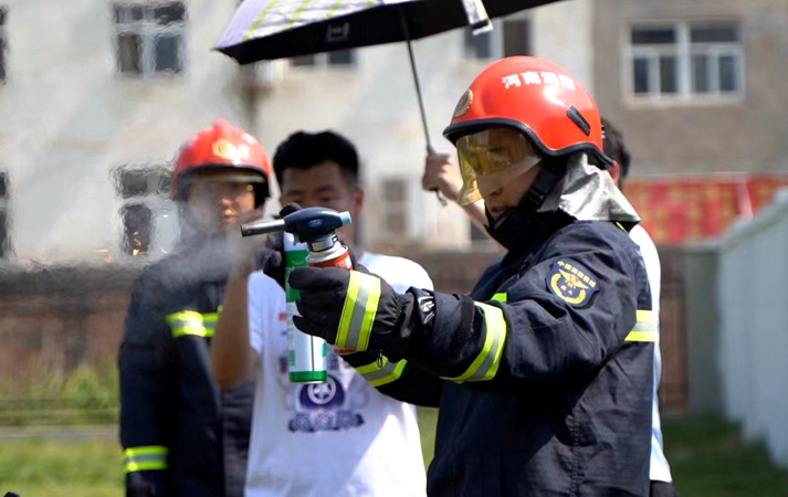 郑州消防开展安全生产月“网红消防产品”实验类直播活动