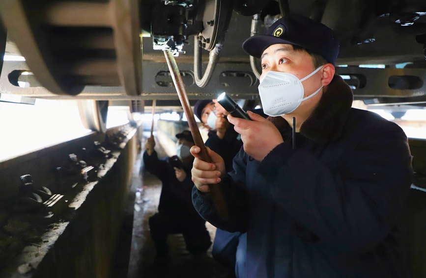 检车员正在检查车下走行装置。刘雨摄