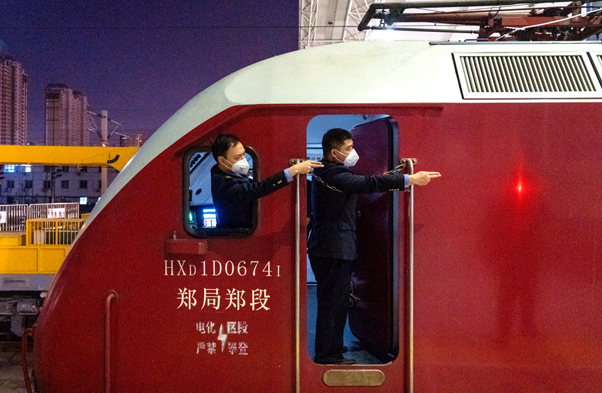 河南春运首趟列车凌晨从郑州站出发。董晨阳摄